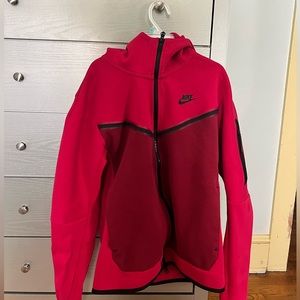 cherry red men’s nike tech only worn 2 times